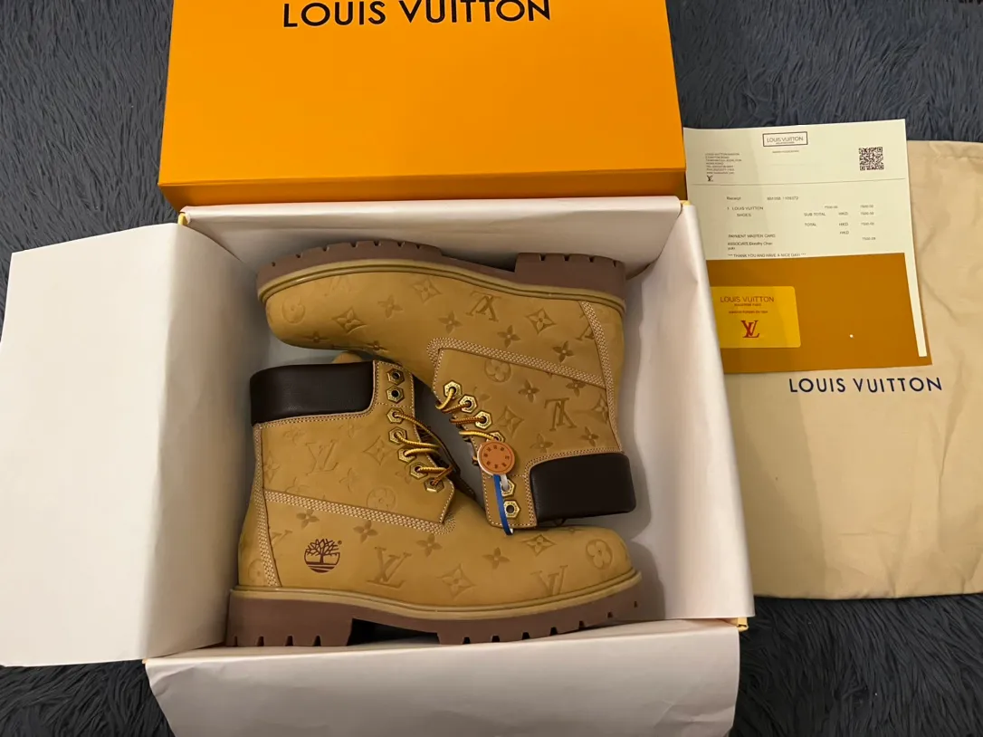 👟👟Ex-factory price 680👟👟 Men's size +10 LV x Timberland Louis Vuitton "Luxury Western" has been initially constructed, and the last link is the "shoes" that can make the style complete and communicative, so the "Shoe King of the Year" came into being. A major collaboration of the season, in a short video of only a few seconds, Fei Dong lifted the legs of his jeans to reveal a pair of classic Timberland rhubarb boots with the LV logo printed on the tongue. He then folded the tongue to reveal the Monogram logo printed on the inside. Size: 35-46